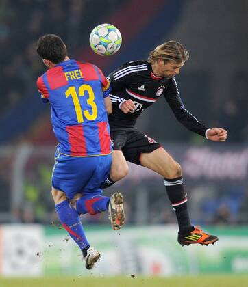 FUSSBALL - CHAMPIONS LEAGUE - SAISON 2011 2012Â Achtelfinale Hinspiel - 22.02.2012 FC Basel - FC Bayern Muenchen Alexander Frei (li, FC Basel) gegen Anatoliy Tymoshchuk , Anatoli Timoschtschuk (re, FC Bayern Muenchen) 