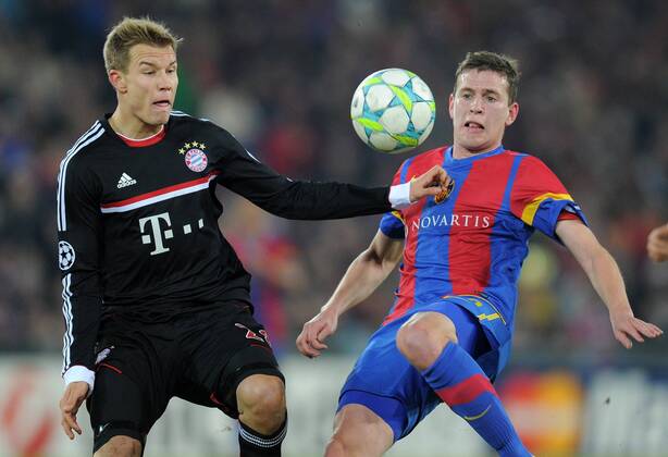 FUSSBALL CHAMPIONS LEAGUE SAISON 2011 2012 ACHTELFINALE HINSPIEL FC Basel - FC Bayern Muenchen 22.02.2012 Holger Badstuber (li, FC Bayern Muenchen) Fabian Frei (re, FC Basel) 
