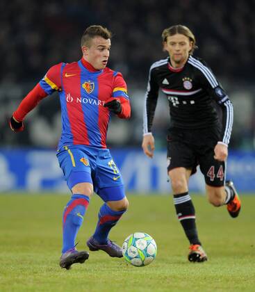 FUSSBALL CHAMPIONS LEAGUE SAISON 2011 2012 ACHTELFINALE HINSPIEL FC Basel - FC Bayern Muenchen 22.02.2012 Xherdan Shaqiri (li, FC Basel) gegen Anatoliy Tymoshchuk , Anatoli Timoschtschuk (re, FC Bayern Muenchen) 