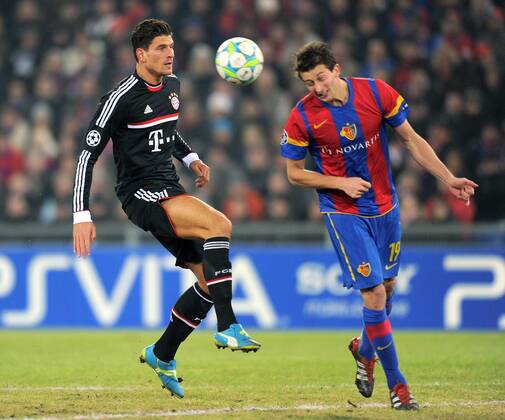 FUSSBALL - CHAMPIONS LEAGUE - SAISON 2011 2012Â Achtelfinale Hinspiel - 22.02.2012 FC Basel - FC Bayern Muenchen Mario Gomez (li, FC Bayern Muenchen) gegen David Abraham (FC Basel) 