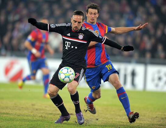 FUSSBALL - CHAMPIONS LEAGUE - SAISON 2011 2012Â Achtelfinale Hinspiel - 22.02.2012 FC Basel - FC Bayern Muenchen Franck Ribery (li, FC Bayern Muenchen) gegen David Abraham (FC Basel) 