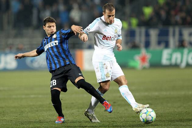 Mauro Zarate Inter Benoit Cheirou OM 22 02 2012 Stadio Velodrome Football Calcio Champions League 2011 2012 - OM Olympique Marseille vs. Inter Mailand - paoloxnucci