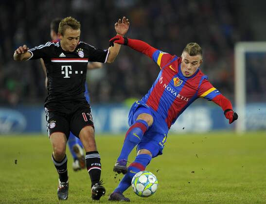 22.02.2012, Championsleague 2011 2012, Achtelfinale, FC Basel - FC Bayern München, im St.-Jakob-Park Stadion in Basel (Schweiz). v.li: Rafinha (Bayern) gegen Xherdan Shaqiri (Basel).