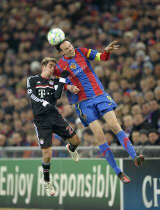 22.02.2012, Championsleague 2011 2012, Achtelfinale, FC Basel - FC Bayern München, im St.-Jakob-Park Stadion in Basel (Schweiz). vl. Philipp Lahm (München) gegen Marco Streller (Basel)
