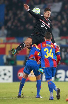 FUSSBALL - CL, Basel vs Bayern BASEL,SCHWEIZ,22.FEB.12 - FUSSBALL - UEFA Champions League, Achtelfinale, FC Basel vs FC Bayern Muenchen. Bild zeigt Mario Gomez (Bayern) und Granit Xhaka (Basel) 