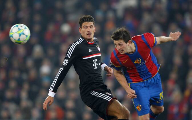 FUSSBALL - CL, Basel vs Bayern BASEL,SCHWEIZ,22.FEB.12 - FUSSBALL - UEFA Champions League, Achtelfinale, FC Basel vs FC Bayern Muenchen. Bild zeigt Mario Gomez (Bayern) und David Angel Abraham (Basel). 