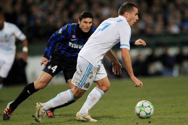 Benoit Cheyrou OM contre Javier Zanetti IM FOOT : LIGUE DES CHAMPIONS - OM Olympique Marseille vs. Inter Mailand - 02 02 2012 - AUDREYLEGUEN PANORAMIC 