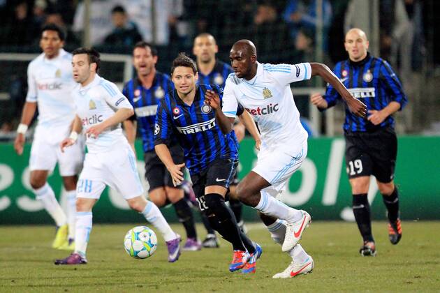 Alou Diarra contre Mauro Zarate IM FOOT : LIGUE DES CHAMPIONS - OM Olympique Marseille vs. Inter Mailand - 02 02 2012 - AUDREYLEGUEN PANORAMIC 