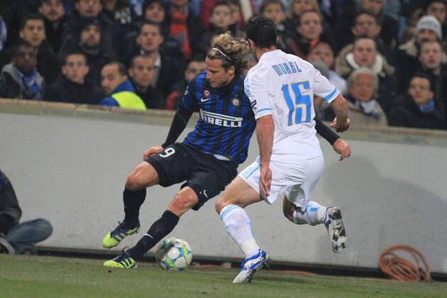 Diego Forlan contre Jeremy Morel OM FOOT : LIGUE DES CHAMPIONS - OM Olympique Marseille vs. Inter Mailand - 02 02 2012 - AUDREYLEGUEN PANORAMIC 