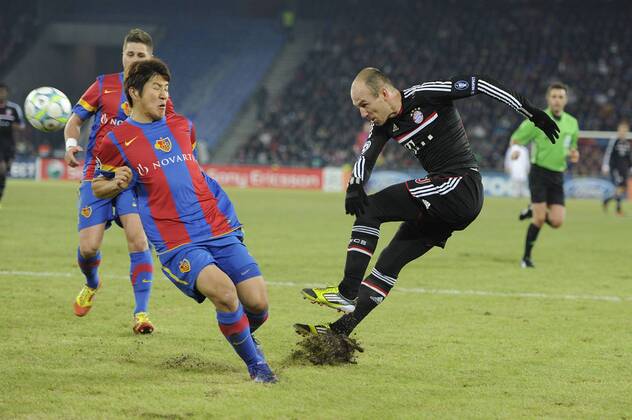 Arjen ROBBEN (Bayern Muenchen),Aktion,Zweikampf gegen Joo Ho Park (FC Basel). Fussball Champions League FC Basel-FC Bayern Muenchen. Achtelfinale,Hinspiel am 22.02.2012.