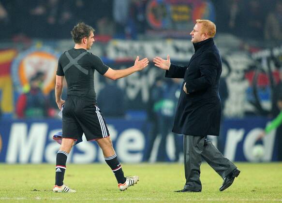 FUSSBALL CHAMPIONS LEAGUE SAISON 2011 2012 Achtelfinale Hinspiel 22.02.2012 FC Basel - FC Bayern Muenchen Philipp Lahm (li, FC Bayern Muenchen) klatschet Trainer Heiko Vogel (FC Basel) nach dem Spiel ab 