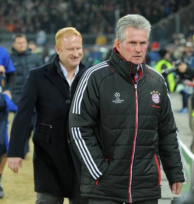 FUSSBALL CHAMPIONS LEAGUE SAISON 2011 2012 Achtelfinale Hinspiel 22.02.2012 FC Basel - FC Bayern Muenchen Trainer Jupp Heynckes (re, FC Bayern Muenchen) nachdenklich und Trainer Heiko Vogel (hinten, FC Basel) lacht. 