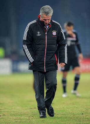 FUSSBALL CHAMPIONS LEAGUE SAISON 2011 2012 ACHTELFINALE HINSPIEL FC Basel - FC Bayern Muenchen 22.02.2012 Trainer Jupp Heynckes (FC Bayern Muenchen) geht nach der Niederlage vom Platz 