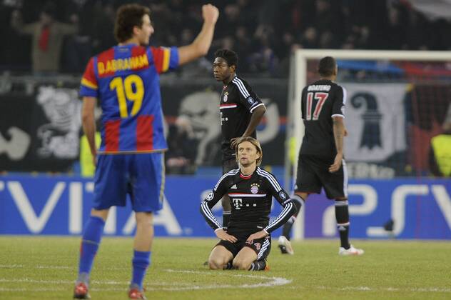 Anatolij TIMOSCHTSCHUK ( Anatoliy TYMOSHCHUK,Bayern Muenchen),David ALABA (Bayern Muenchen),Jerome BOATENG (Bayern Muenchen),Enttaeuschung,Frust,enttaeuscht,frustriert,niedergeschlagen,-vorne:David ABRAHAM (FC Basel),Schlussjubel,Jubel,Freude,Begeisterung, Fussball Champions League FC Basel-FC Bayern Muenchen. Achtelfinale,Hinspiel am 22.02.2012.