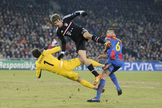 Thomas MUELLER (MÜLLER,Bayern Muenchen) ,Zusammenprall mit Yann Sommer (FC Basel)-re:Aleksandar Dragovic (FC Basel). Fussball Champions League FC Basel-FC Bayern Muenchen. Achtelfinale,Hinspiel am 22.02.2012.