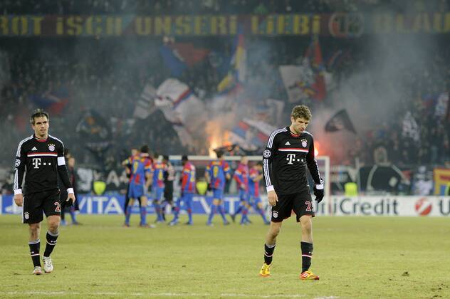 v.li:Philipp LAHM (Bayern Muenchen) und Thomas MUELLER (MÜLLER,Bayern Muenchen),Enttaeuschung,Frust,enttaeuscht,frustriert,niedergeschlagen,nach Schlusspfiff. Fussball Champions League FC Basel-FC Bayern Muenchen. Achtelfinale,Hinspiel am 22.02.2012.