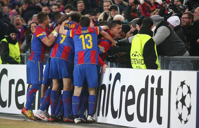 22.02.2012 St Jakob Park Basel Schweiz Saison 2011 2012 , UEFA Champions League 1 8 Final Hinspiel FC Basel - FC Bayern München 1:0 Torjubel FC Basel ua. mit Alexander Frei , Marco Streller , Aleksandar Dragovic und Granit Xhaka (alle FC Basel) 