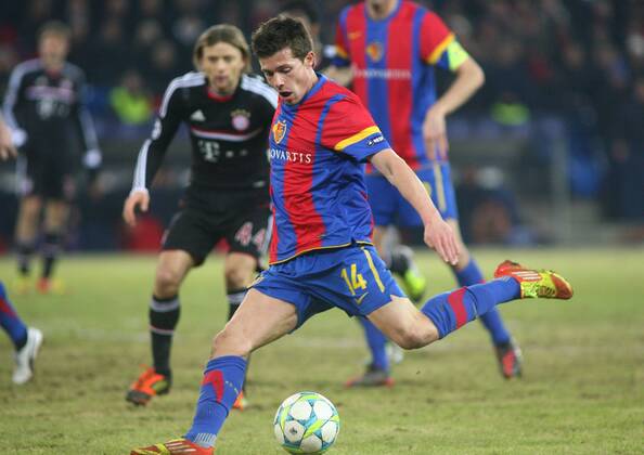 22.02.2012 St Jakob Park Basel Schweiz Saison 2011 2012 , UEFA Champions League 1 8 Final Hinspiel FC Basel - FC Bayern München 1:0 TOR FC Basel zum 1:0 durch Valentin Stocker (FC Basel) , Einzelbild , Tor 