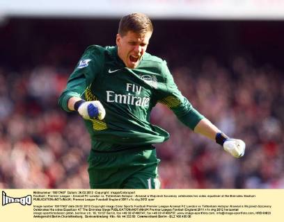Football - Premier League - Arsenal FC London vs. Tottenham Hotspur - Arsenal s Wojciech Szczesny celebrates his sides equaliser at the Emirates Stadium