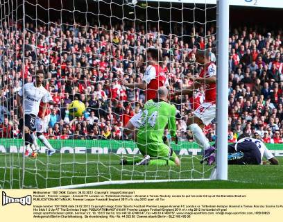 Football - Premier League - Arsenal FC London vs. Tottenham Hotspur - Arsenal s Tomas Rosicky scores to put his side 3:2 up at the Emirates Stadium