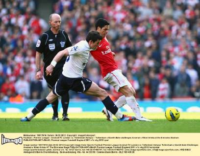 Football - Premier League - Arsenal FC London vs. Tottenham Hotspur - Tottenham s Gareth Bale challenges Arsenal s Mikel Arteta at the Emirates Stadium