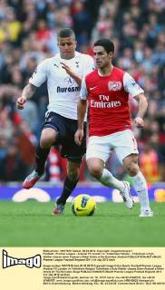 Football - Premier League - Arsenal FC London vs. Tottenham Hotspur - Tottenham s Kyle Walker chases down Arsenal s Mikel Arteta at the Emirates Stadium