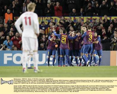 07.03.2012 Fussball Champions League FC Barcelona - Bayer 04 Leverkusen UEFA Champions League Achtelfinale Rückspiel Saison 2011 - 2012 Barcelona bejubelt das Tor von Lionel MESSI (FC Barcelona - 10) zum 1-0 vorne Stefan KIESSLING (Bayer 04 Leverkusen - 11) enttäuscht, frustriert, Enttäuschung, Frust, Emotionen