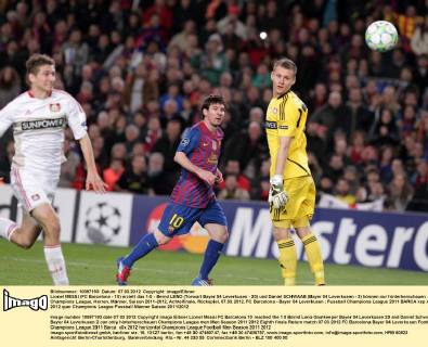 Lionel MESSI (FC Barcelona - 10) erzielt das 1-0 - Bernd LENO (Torwart Bayer 04 Leverkusen - 23) und Daniel SCHWAAB (Bayer 04 Leverkusen - 2) können nur hinterherschauen Champions League, Herren, Männer, Saison 2011-2012, Achtelfinale, Rückspiel, 07.03.2012, FC Barcelona - Bayer 04 Leverkusen