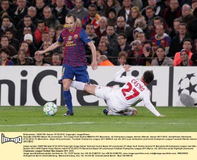 Gonzalo CASTRO (Bayer 04 Leverkusen - 27) stoppt foult Andres INIESTA (FC Barcelona - 8) Champions League, Herren, Männer, Saison 2011-2012, Achtelfinale, Rückspiel, 07.03.2012, FC Barcelona - Bayer 04 Leverkusen