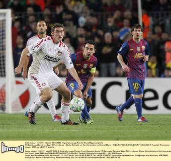 FC Barcelona (Barca) vs. Bayer 04 Leverkusen - Stefan Reinartz vor Xavi Hernandez und Lionel Messi - 