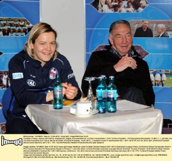 Fussball, Frauen, Saison 2011 2012, Champions League, Pressekonferenz vor dem Viertelfinale 1. FFC Turbine Potsdam - FC Rossiyanka (Russland), im Bild: v. l. Jennifer Zietz (Turbine Potsdam) und Trainer Bernd Schröder (Turbine Potsdam), 13.03. 2012,