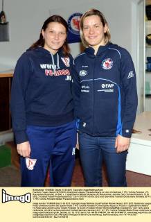 Fussball, Frauen, Saison 2011 2012, Champions League, Pressekonferenz vor dem Viertelfinale 1. FFC Turbine Potsdam - FC Rossiyanka (Russland), im Bild: v. l. Spielführerin Natalia Shlyapina (FC Rossiyanka), Jennifer Zietz (Turbine Potsdam), 13.03. 2012,