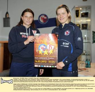 Fussball, Frauen, Saison 2011 2012, Champions League, Pressekonferenz vor dem Viertelfinale 1. FFC Turbine Potsdam - FC Rossiyanka (Russland), im Bild: v. l. Spielführerin Natalia Shlyapina (FC Rossiyanka), Jennifer Zietz (Turbine Potsdam), 13.03. 2012,