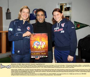 Fussball, Frauen, Saison 2011 2012, Champions League, Pressekonferenz vor dem Viertelfinale 1. FFC Turbine Potsdam - FC Rossiyanka (Russland), im Bild: v. l. Jennifer Zietz (Turbine Potsdam), Trainer Farid Benstiti (FC Rossiyanka), Spielführerin Natalia Shlyapina (FC Rossiyanka), 13.03. 2012,