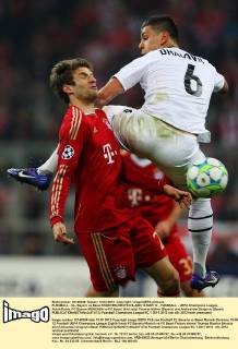FUSSBALL - CL, Bayern vs Basel MÜNCHEN,DEUTSCHLAND,13.MAR.12 - FUSSBALL - UEFA Champions League, Achtelfinale, FC Bayern MÜNCHEN vs FC Basel. Bild zeigt Thomas Müller (Bayern) und Aleksandar Dragovic (Basel). 