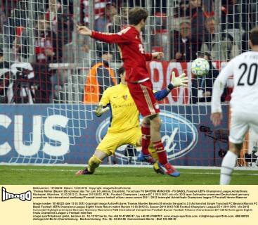Thomas Müller (Bayern 25) schiesst das Tor zum 2-0 ,Aktion, Einzelbild, Torschuss FC BAYERN MÜNCHEN - FC BASEL Fussball UEFA Champions League,Achtelfinale Rückspiel, München, 13.03.2012 CL Saison 2011 2012, FCB,