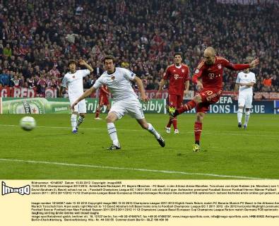 13.03.2012, Championsleague 2011 2012, Achtelfinale Rückspiel, FC Bayern München - FC Basel, in der Allianz-Arena München. Torschuss von Arjen Robben (re, München) zum 1:0, David Abraham (li, Basel) schaut nur zu.