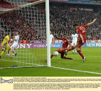 13.03.2012, Championsleague 2011 2012, Achtelfinale Rückspiel, FC Bayern München - FC Basel, in der Allianz-Arena München. Mario Gomez (re, München) trifft zum 3:0 gegen Torwart Yann Sommer (li, Basel)