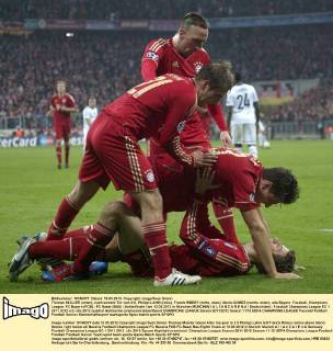 Thomas MÜLLER (unten), nach seinem Tor zum 2:0, Philipp LAHM (links), Franck RIBERY (mitte, oben), Mario GOMEZ (rechts unten), alle Bayern. Fussball, Champions League, FC Bayern (FCB) - FC Basel (BAS) Achtelfinale am 13.03.2012 in München MÜNCHEN A L I A N Z A R E N A Deutschland.