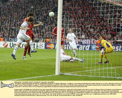 13.03.2012, Championsleague 2011 2012, Achtelfinale Rückspiel, FC Bayern München - FC Basel, in der Allianz-Arena München. Mario Gomez (2. von links, München) trifft zum 5:0 gegen Torwart Yann Sommer (re, Basel)