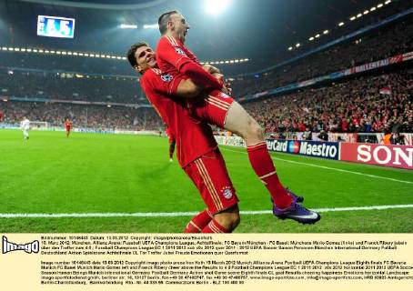 13. März 2012: München, Allianz Arena: Fussball UEFA Champions League, Achtelfinale: FC Bayern München - FC Basel: Münchens Mario Gomez (links) und Franck Ribery jubeln über den Treffer zum 4:0.