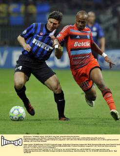 Champions League Inter Mailand - Olympique Marseille: Javier zanetti e Andre ayew xHOCHxZWEIx xItalyxPhotoxPressx 
