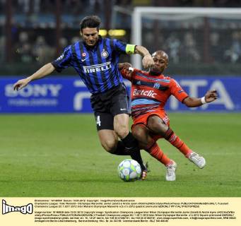 Champions League Inter Mailand - Olympique Marseille: Javier zanetti e Andre ayew xHOCHxZWEIx xItalyxPhotoxPressx 
