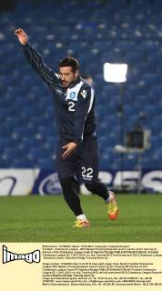 Football - Champions League - SSC Neapel Training Ezequiel Lavezzi warms up for training on the eve of the Champions League clash at Stamford Bridge 