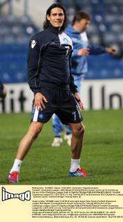 Football - Champions League - SSC Neapel Training Edinson Cavani warms up for training on the eve of the Champions League clash at Stamford Bridge 