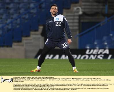 Football - Champions League - SSC Neapel Training Ezequiel Lavezzi warms up for training on the eve of the Champions League clash at Stamford Bridge 