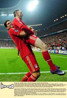 13. März 2012: München, Allianz Arena: Fussball UEFA Champions League, Achtelfinale: FC Bayern München - FC Basel: Münchens Mario Gomez (links) und Franck Ribery jubeln über den Treffer zum 4:0.