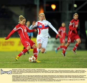 Fussball, Frauen, Saison 2011 2012, Champions League, Viertelfinale (Hinspiel), 1. FFC Turbine Potsdam - FC Rossiyanka (Russland), im Bild: v. l. Babett Peter (Turbine Potsdam), Sofia Jakobsson (FC Rossiyanka) und Viola Odebrecht (Turbine Potsdam), 14.03. 2012,