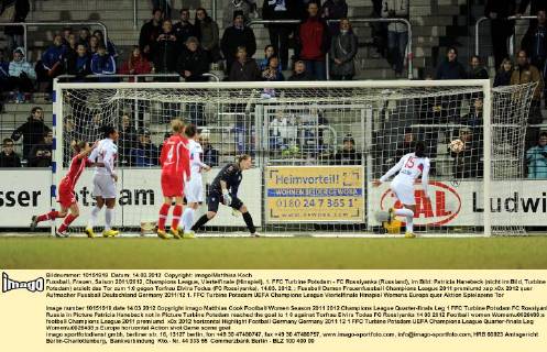 Fussball, Frauen, Saison 2011 2012, Champions League, Viertelfinale (Hinspiel), 1. FFC Turbine Potsdam - FC Rossiyanka (Russland), im Bild: Patricia Hanebeck (nicht im Bild, Turbine Potsdam) erzielt das Tor zum 1:0 gegen Torfrau Elvira Todua (FC Rossiyanka), 14.03. 2012,