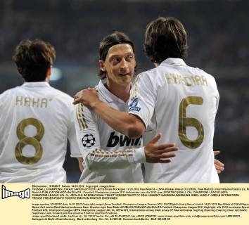 FUSSBALL CHAMPIONS LEAGUE SAISON 2011 2012 Achtelfinale Rückspiel 14.03.2012 Real Madrid - ZSKA Moskau Mesut Özil (Mitte, Real Madrid) umarmt Sami Khedira (re, Real Madrid) 